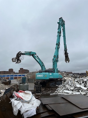 Seehafen Greifereinsatz bei der Materialsortierung